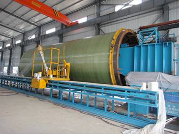 Cantilever winding machine is producing FRP tanks.