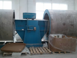 There is one double output beam liner making machine in the warehouse and its two beams are inside two pipe moulds.