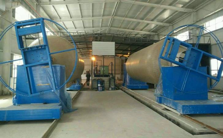 Double wall tank spraying equipment is producing FRP tanks.