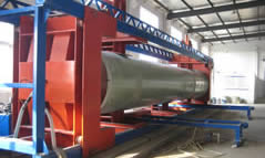 A FRP pipe is separated from the mandrel by extraction machine.