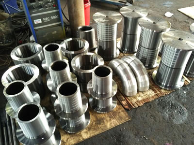 Many steel GRE pipe mandrels are in the warehouse with different diameters and shapes.